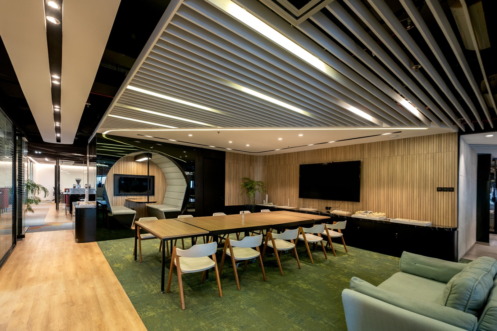 2. Konsep Open Space dengan Teknologi Audiovisual Canggih – Tips Desain Interior Kantor Modern dengan Teknologi Tinggi