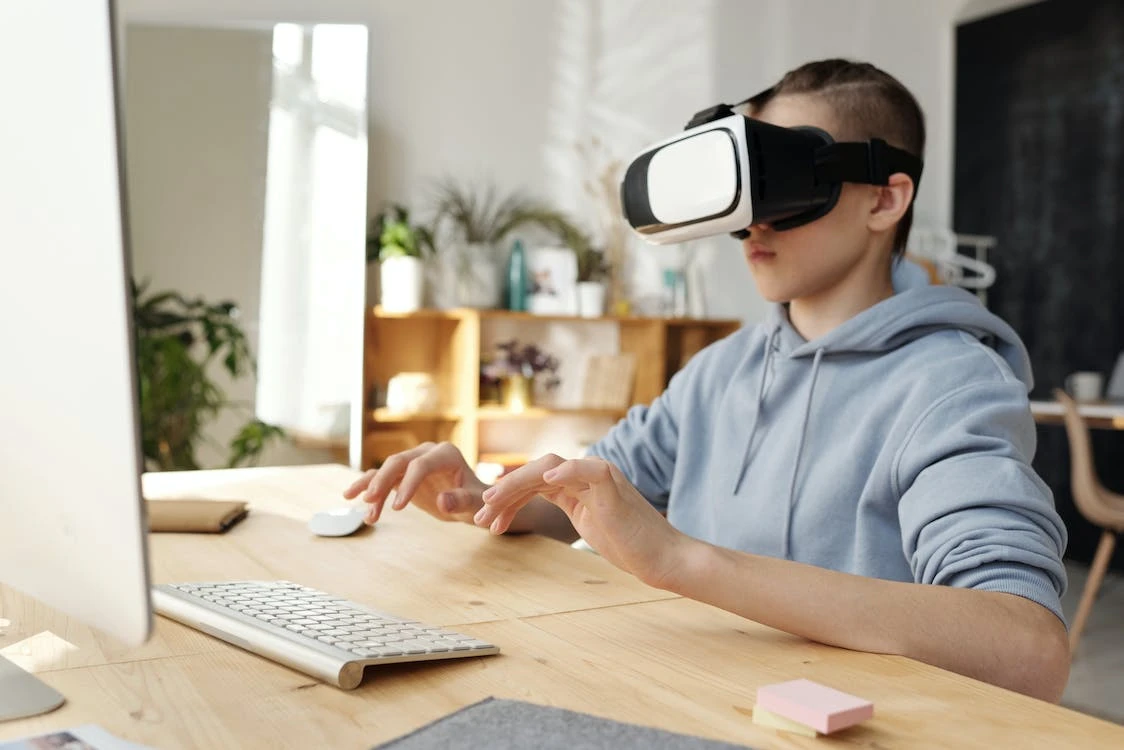 4. Pemanfaatan Augmented Reality (AR) dan Virtual Reality (VR) – Tips Desain Interior Kantor Modern dengan Teknologi Tinggi