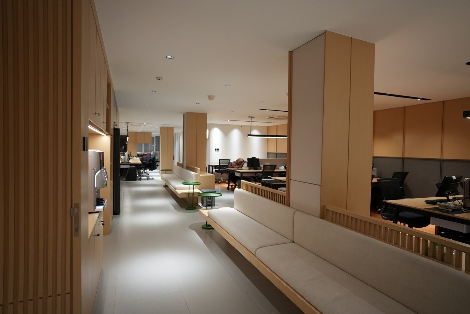 Menyempurnakan Desain dengan Warna dan Tekstur – Menggali Konsep Jepang: Material Interior Unik di Sushi Tei Office oleh Alien Design