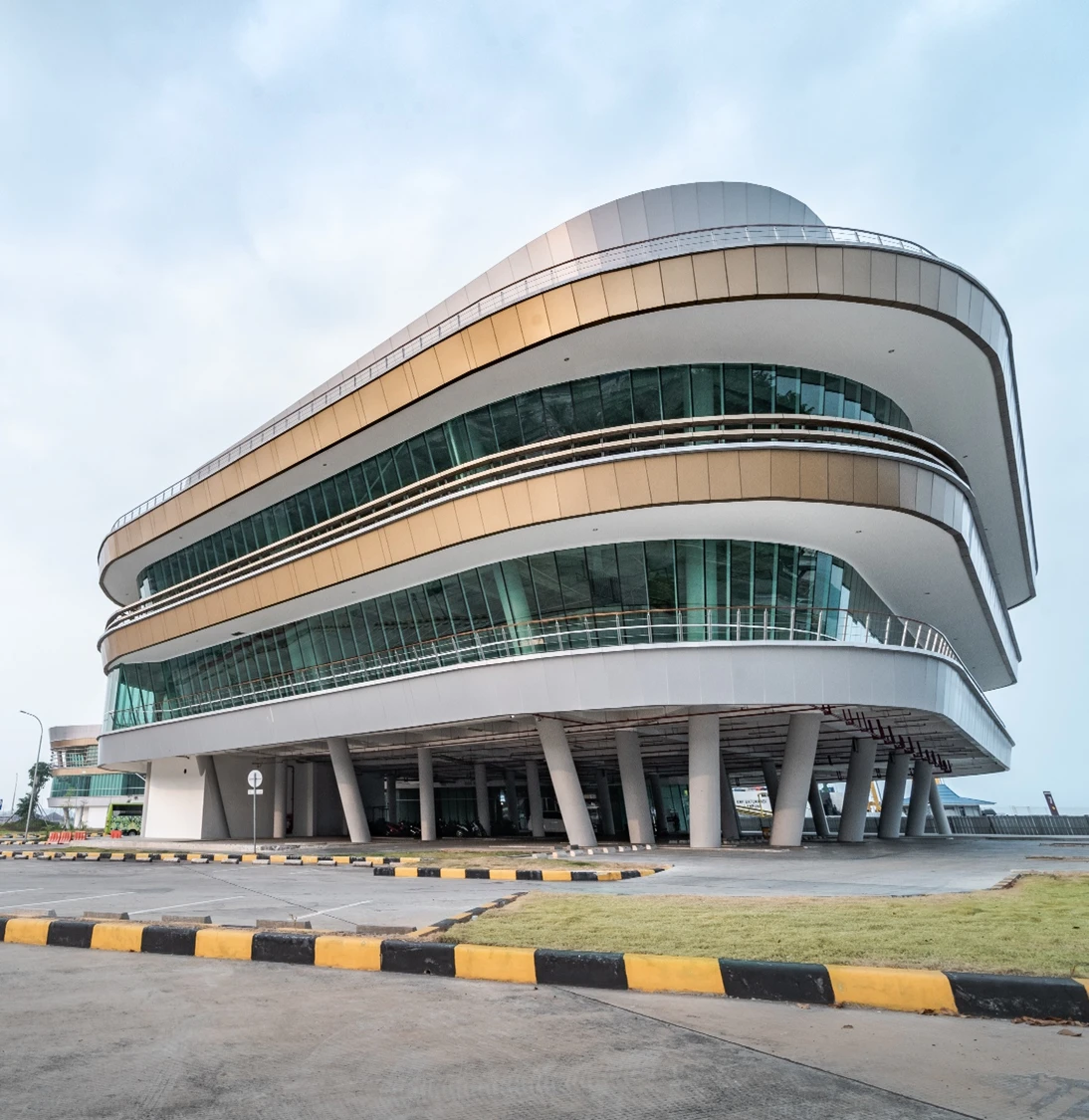 Karya Ikonik Alien Design Consultant – Membedah Arsitektur Dermaga Eksekutif Pelabuhan Bakauheni