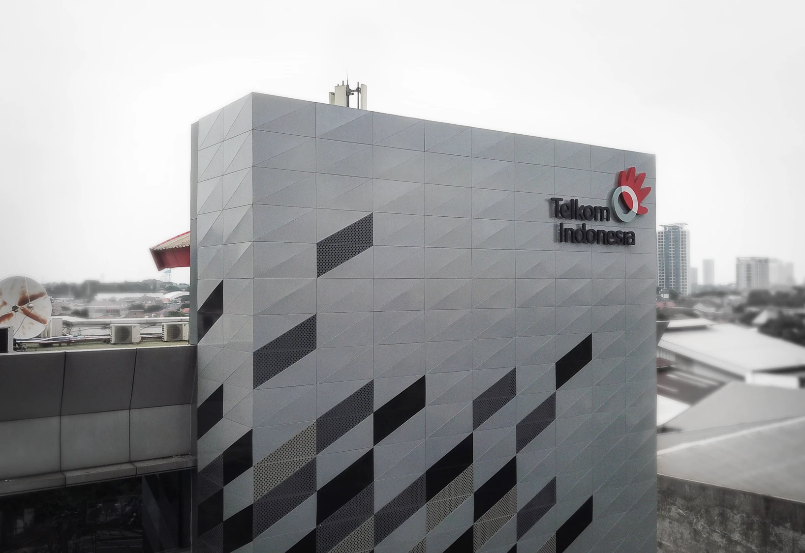 9. Telkom Indonesia New Facade – Karya Arsitektur Alien Design Consultant untuk Kota Jakarta