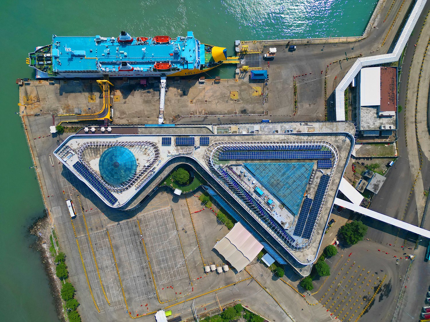 Tentang Terminal Eksekutif Pelabuhan Merak – Alien Design Consultant Raih Penghargaan IndoBuildTech Architecture Prize 2024