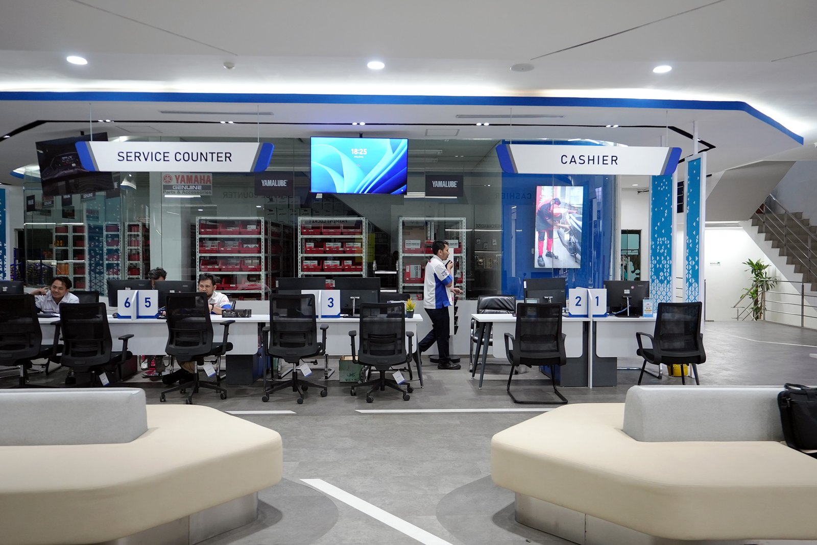Yamaha Flagship Shop Jakarta: Showroom Yamaha Premium Pertama di Indonesia Karya Alien Design Consultant