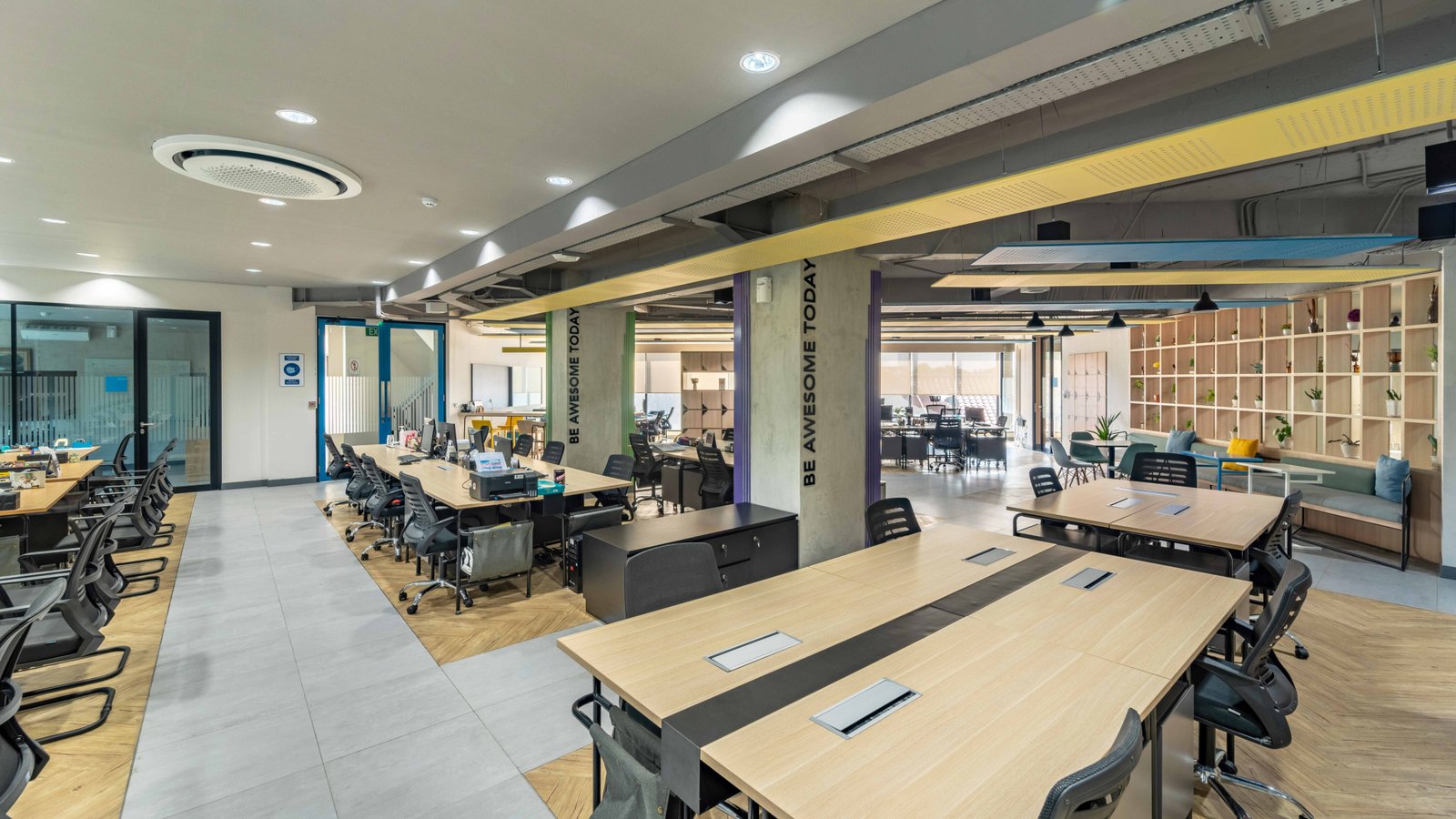 Manfaat Penggunaan Ceiling Perforated – Inspirasi Kantor yang Colorful: Perpaduan Ceiling Perforated dan Warna-Warna Pastel