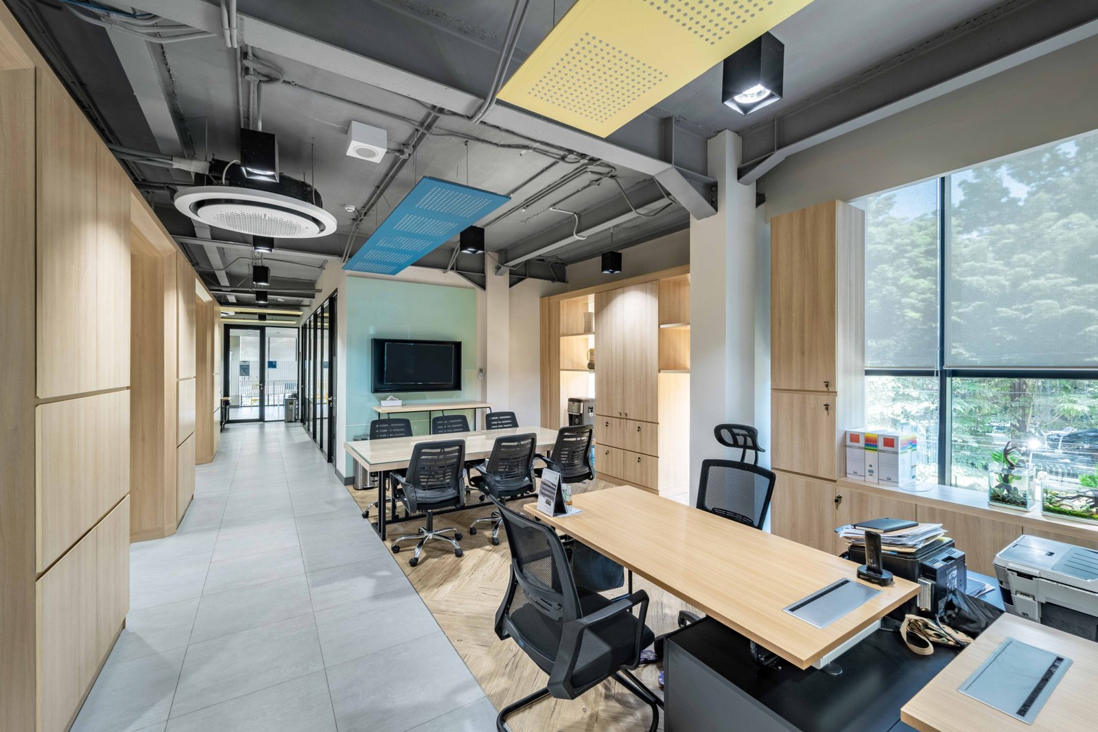 Manfaat Penggunaan Ceiling Perforated – Inspirasi Kantor yang Colorful: Perpaduan Ceiling Perforated dan Warna-Warna Pastel