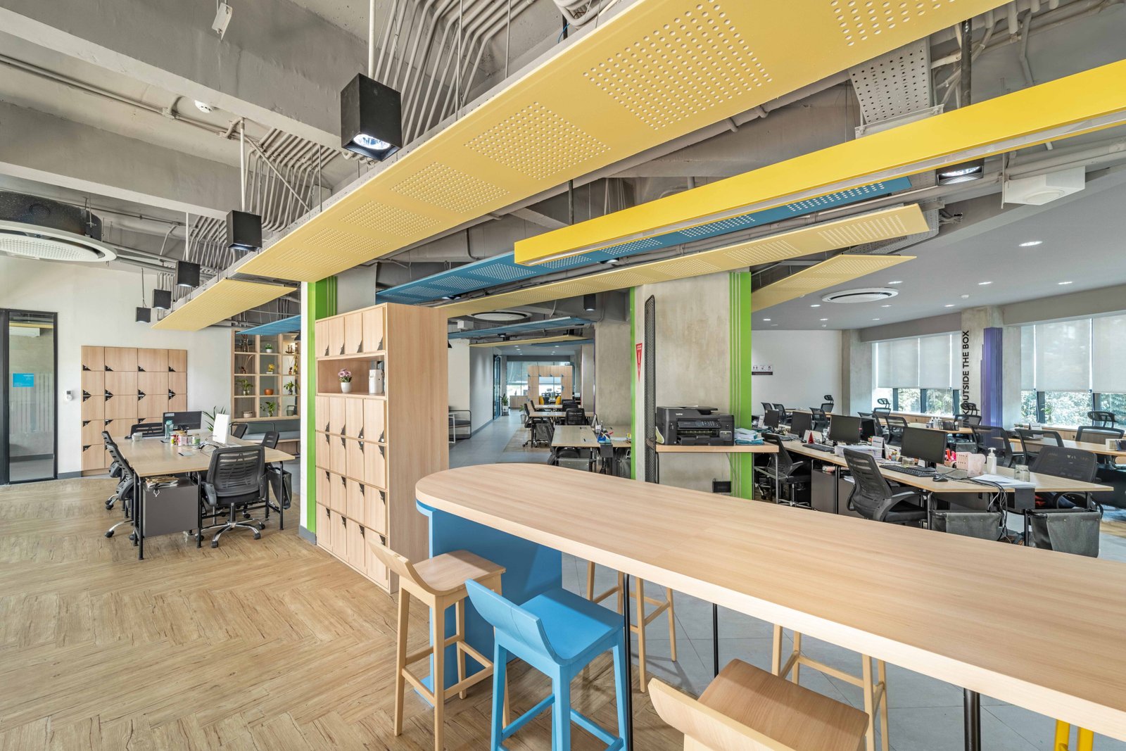 Kelebihan Penggunaan Warna Pastel dalam Interior Kantor – Inspirasi Kantor yang Colorful: Perpaduan Ceiling Perforated dan Warna-Warna