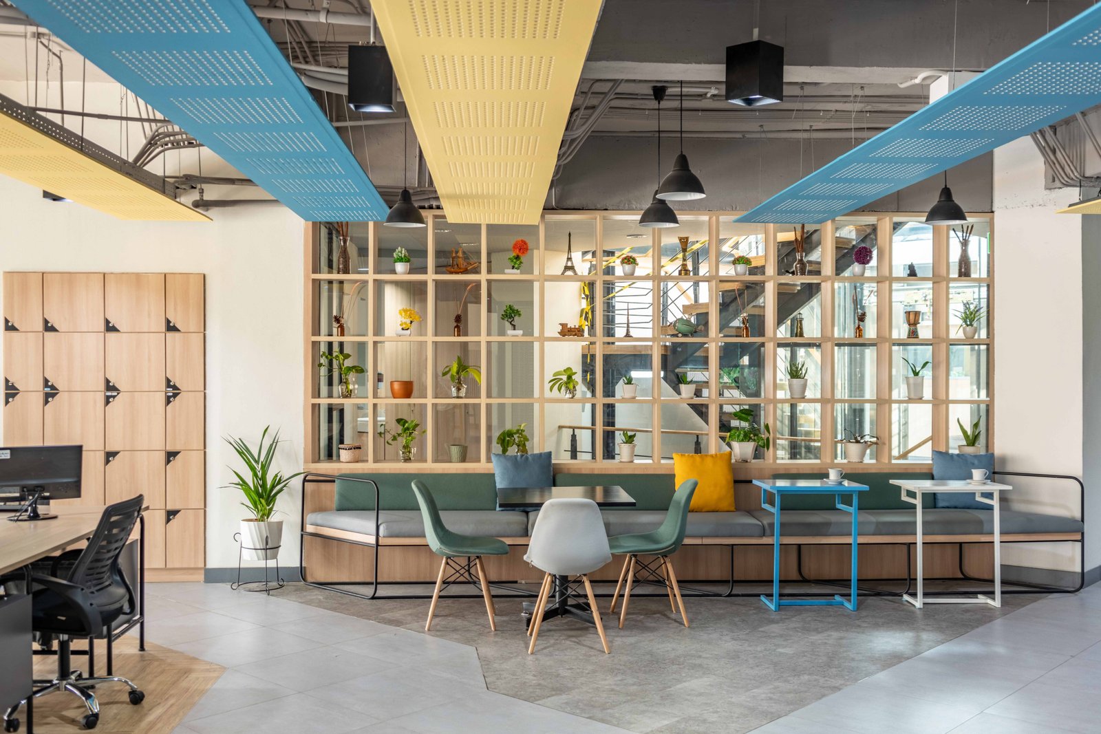 Kelebihan Penggunaan Warna Pastel dalam Interior Kantor – Inspirasi Kantor yang Colorful: Perpaduan Ceiling Perforated dan Warna-Warna