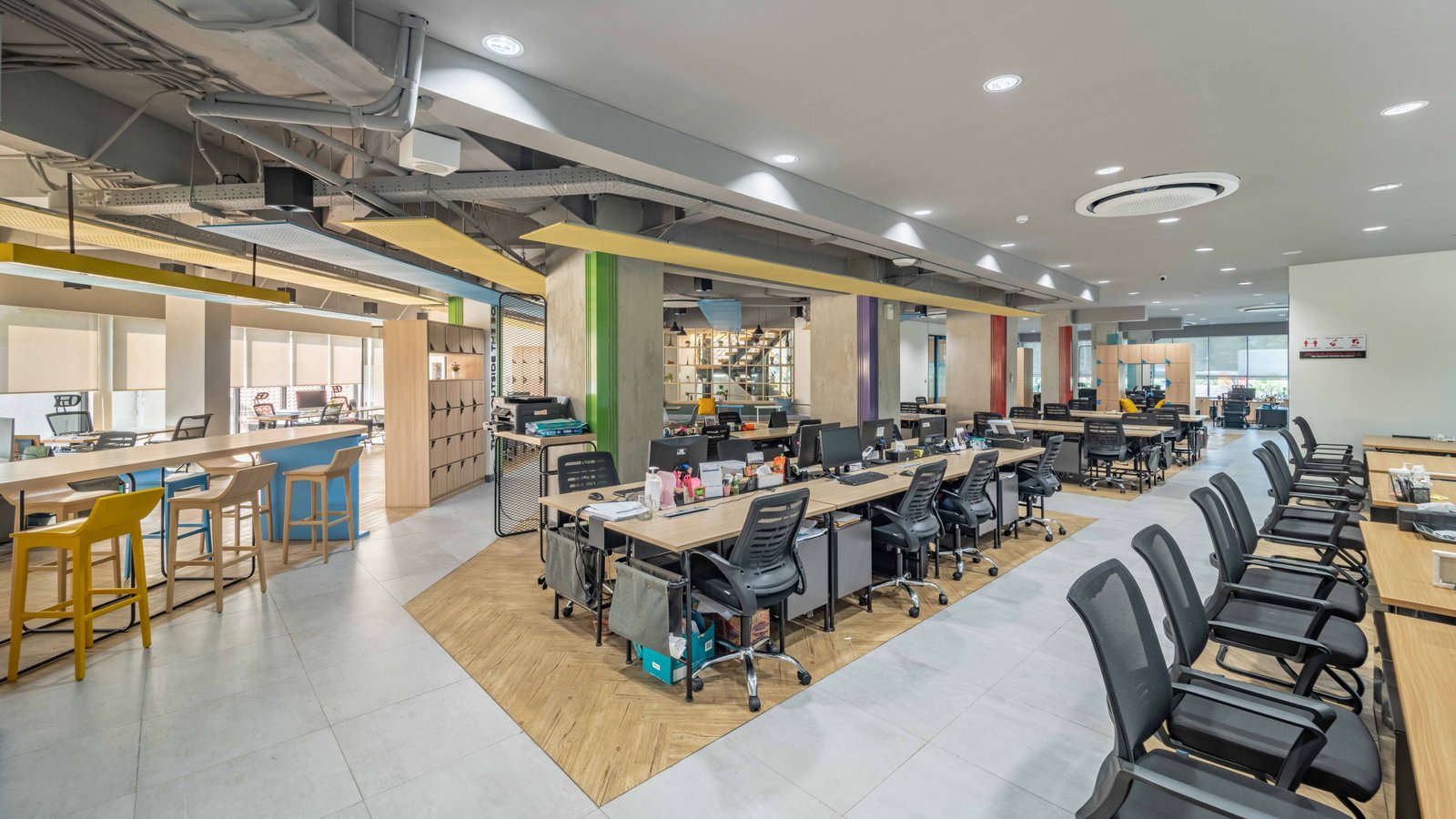 Kelebihan Desain Interior Open Space – Virama Karya: Kantor BUMN Open Space yang Colorful