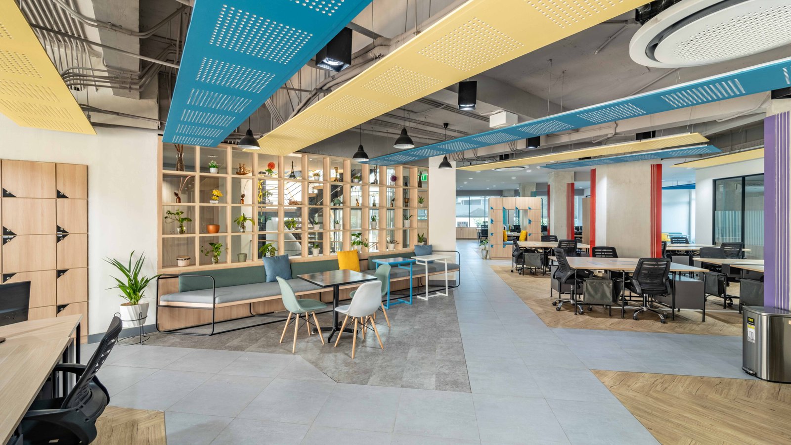 Manfaat Penggunaan Ceiling Perforated – Inspirasi Kantor yang Colorful: Perpaduan Ceiling Perforated dan Warna-Warna Pastel