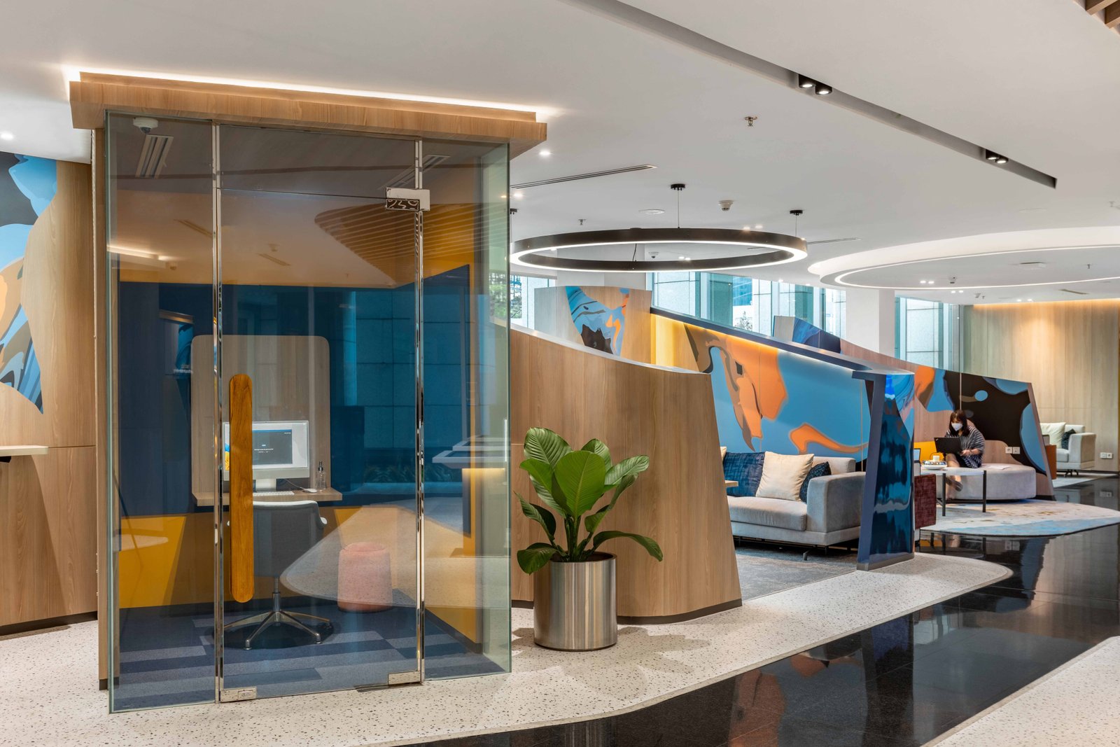 Nuansa Segar yang Memikat – Desain Interior Livin Mandiri di Plaza Mandiri: Menghadirkan Nuansa Modern dan Adaptif