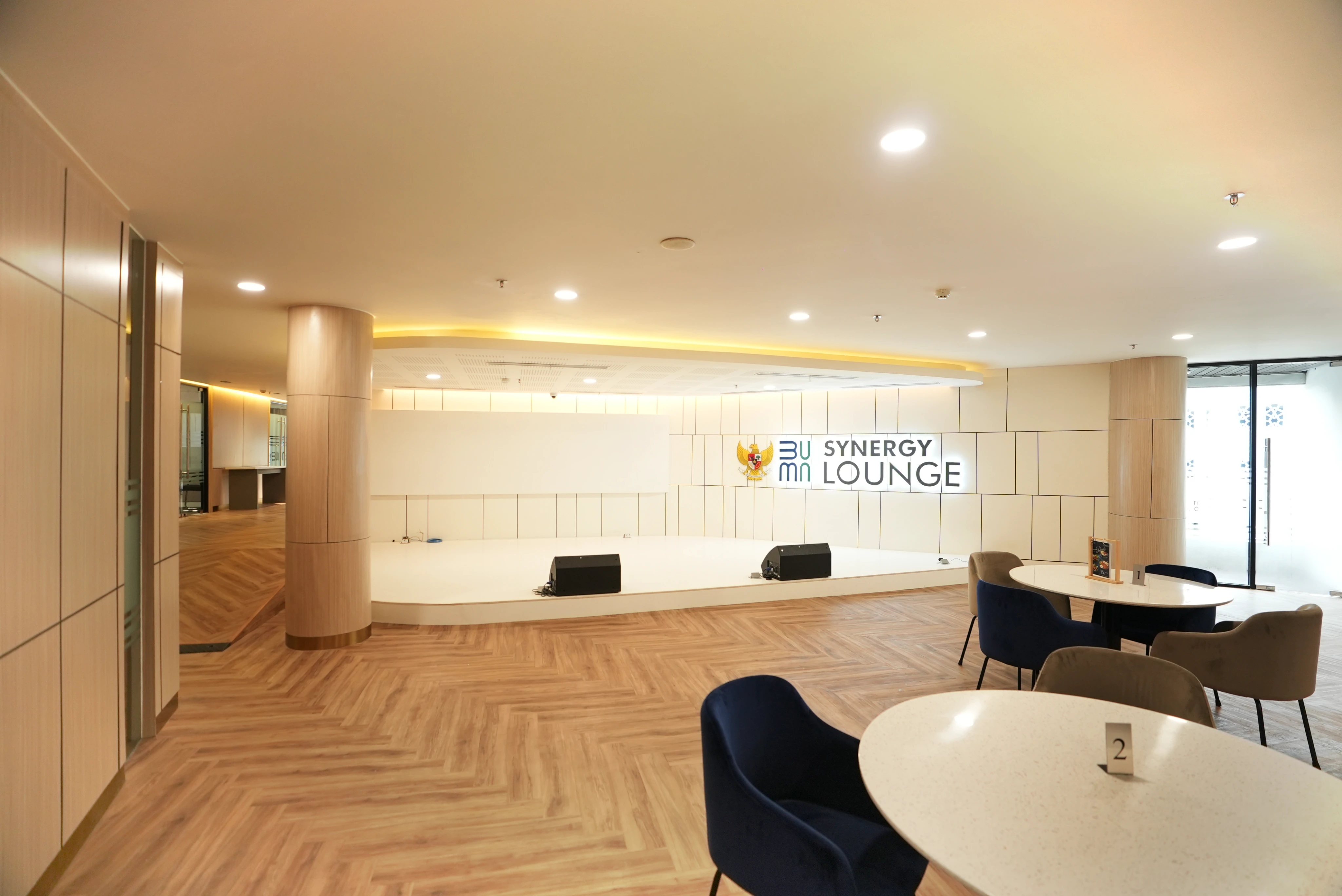 Desain Interior Synergy Lounge Kementerian BUMN: Harmoni Elegan untuk Kenyamanan dan Produktivitas