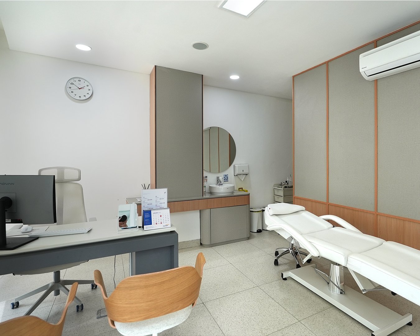 Kenyamanan Maksimal dalam Desain Interior Klinik Tivaza – Desain Interior Klinik Tivaza Jakarta: Modern Tropis yang Nyaman