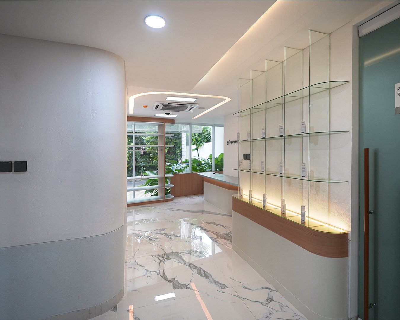 Kenyamanan Maksimal dalam Desain Interior Klinik Tivaza – Desain Interior Klinik Tivaza Jakarta: Modern Tropis yang Nyaman