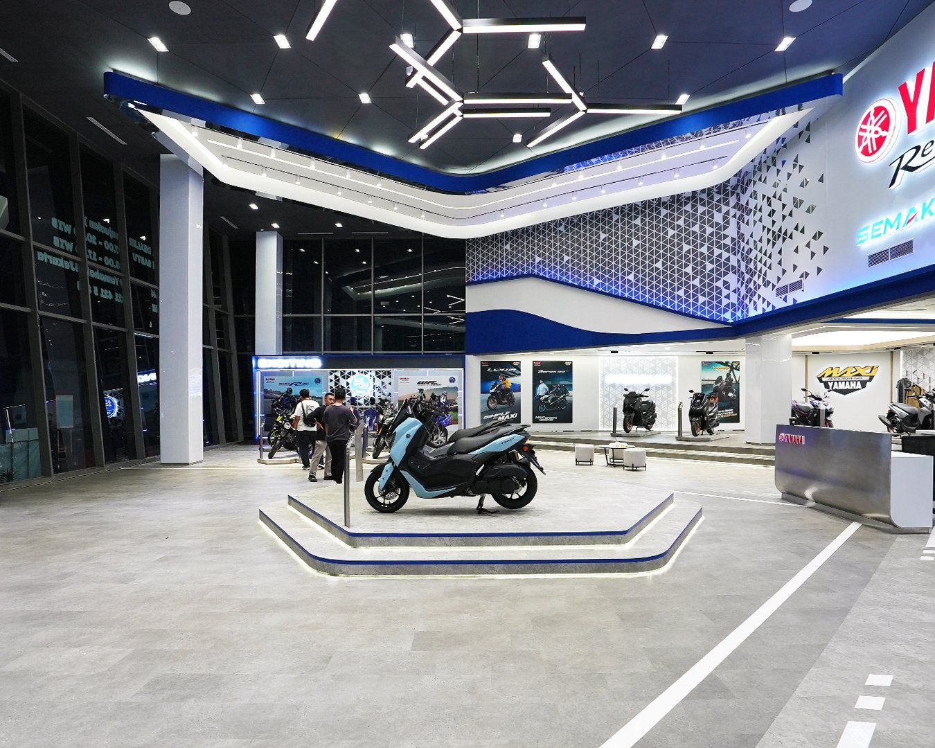 Identitas Brand yang Kuat: Membangun Koneksi Emosional – Desain Interior Showroom Yamaha & Gesits: Pengalaman Imersif untuk Kendaraan Masa