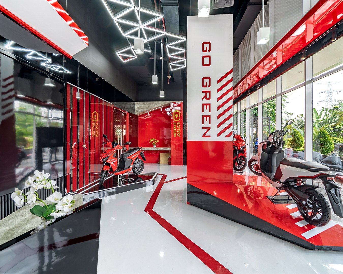 Pencahayaan Modern: Menyoroti Keunggulan Produk – Desain Interior Showroom Yamaha & Gesits: Pengalaman Imersif untuk Kendaraan Masa Depan
