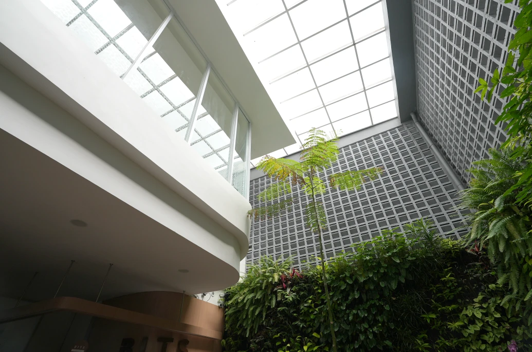Teknologi Smart Building dan Keberlanjutan – Arsitektur Klinik Tivaza Jakarta: Modern Tropis dengan Sentuhan Jengki