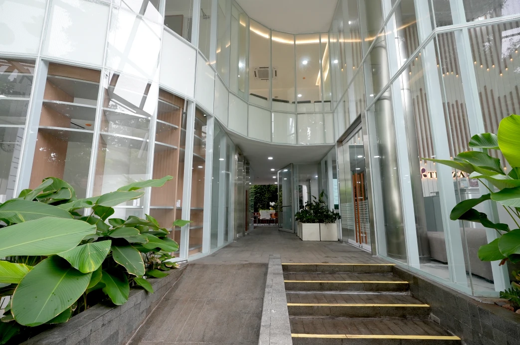 Tata Ruang yang Fungsional dan Nyaman – Arsitektur Klinik Tivaza Jakarta: Modern Tropis dengan Sentuhan Jengki