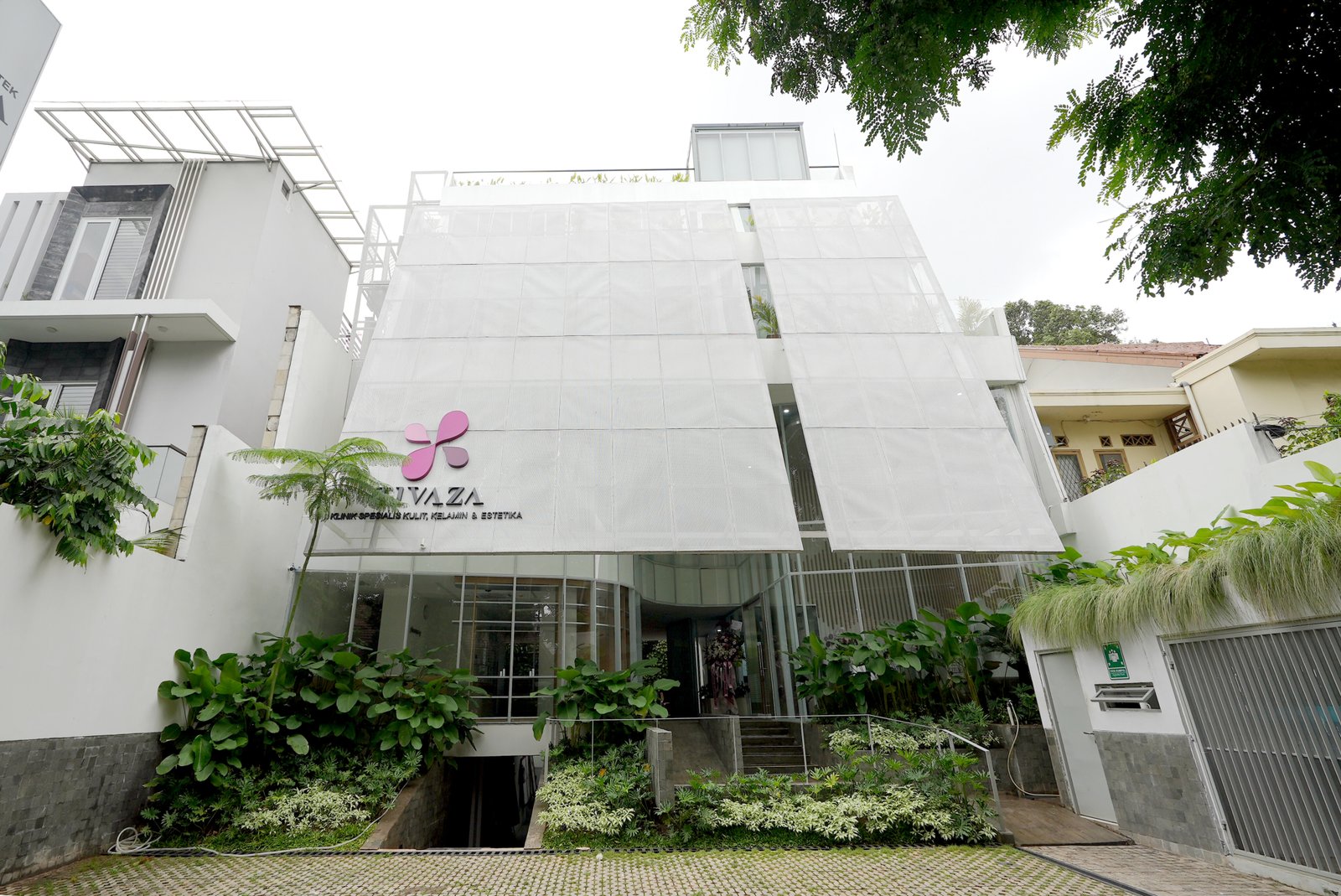 Klinik Masa Depan yang Nyaman dan Berkelanjutan – Arsitektur Klinik Tivaza Jakarta: Modern Tropis dengan Sentuhan Jengki