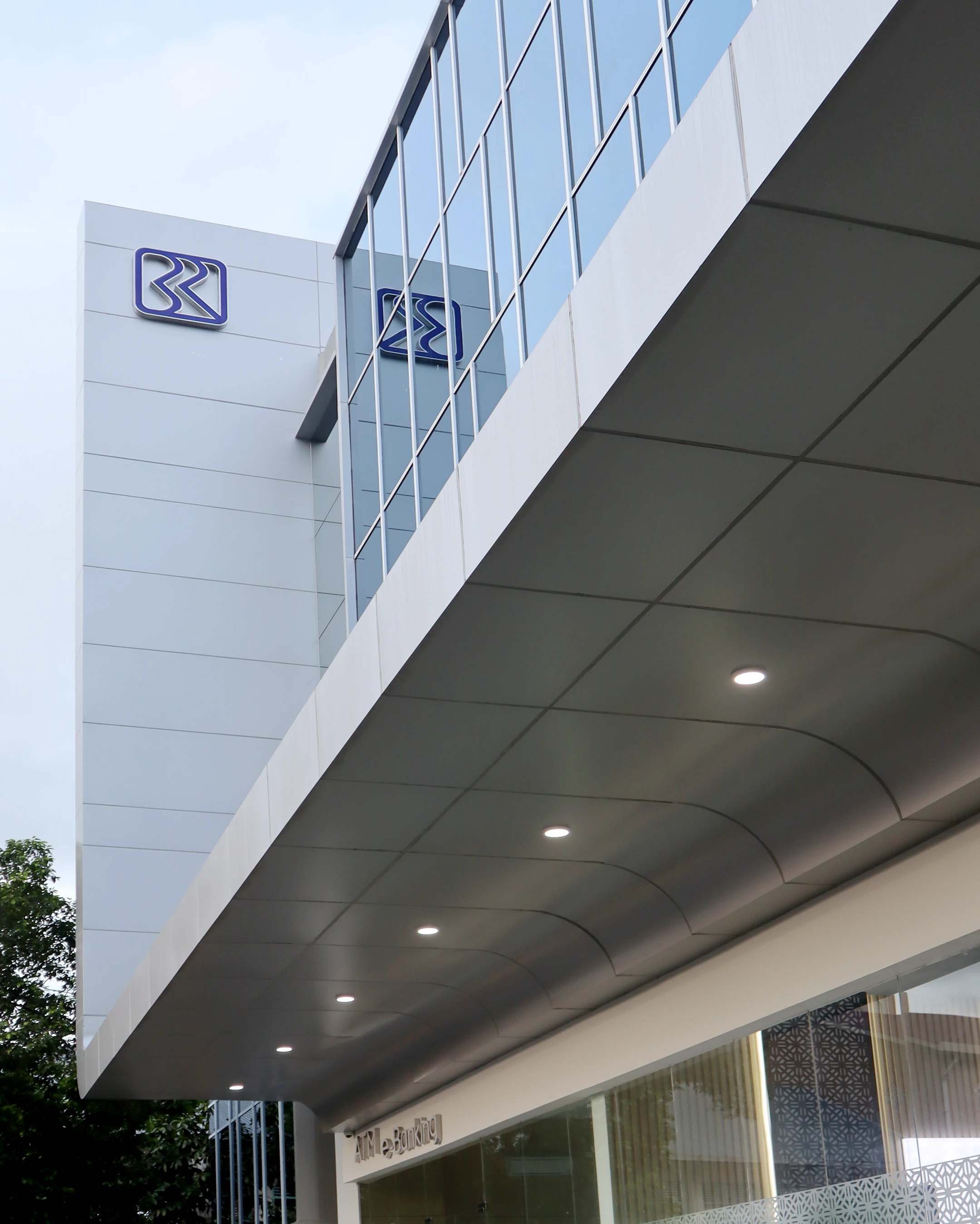 Sebuah Langkah Maju dalam Arsitektur Perbankan – Arsitektur Gedung BRI Kantor Cabang Parepare: Transformasi Modern dalam Harmoni Ruang