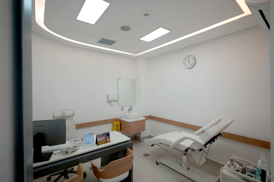 Lantai 2: Konsultasi Medis hingga Ruang Bermain Anak – Arsitektur Klinik Tivaza Jakarta: Modern Tropis dengan Sentuhan Jengki