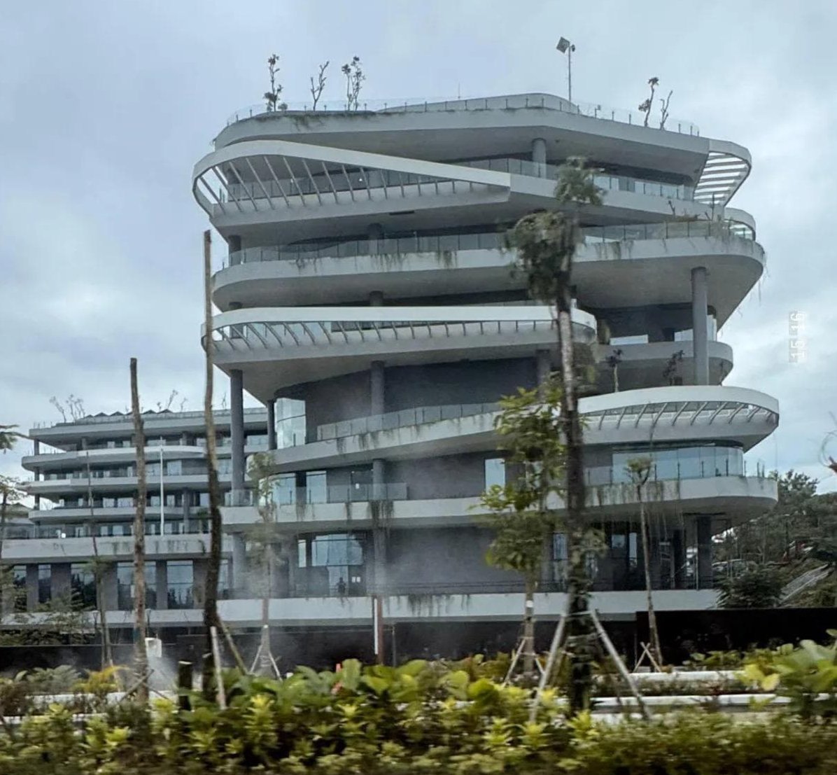 Konstruksi Hijau dan Berbasis Teknologi – Arsitektur Gedung Kemenko 4 IKN: Detail Engineering Design oleh Alien DC
