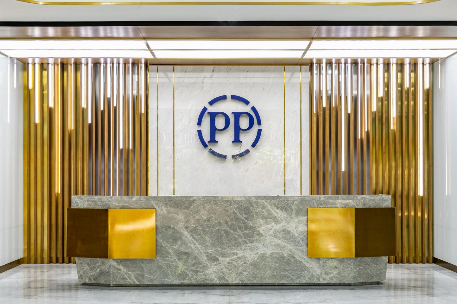 Brass Metal Sheet sebagai Aksen Futuristik dalam Desain Interior Lobby PP Office