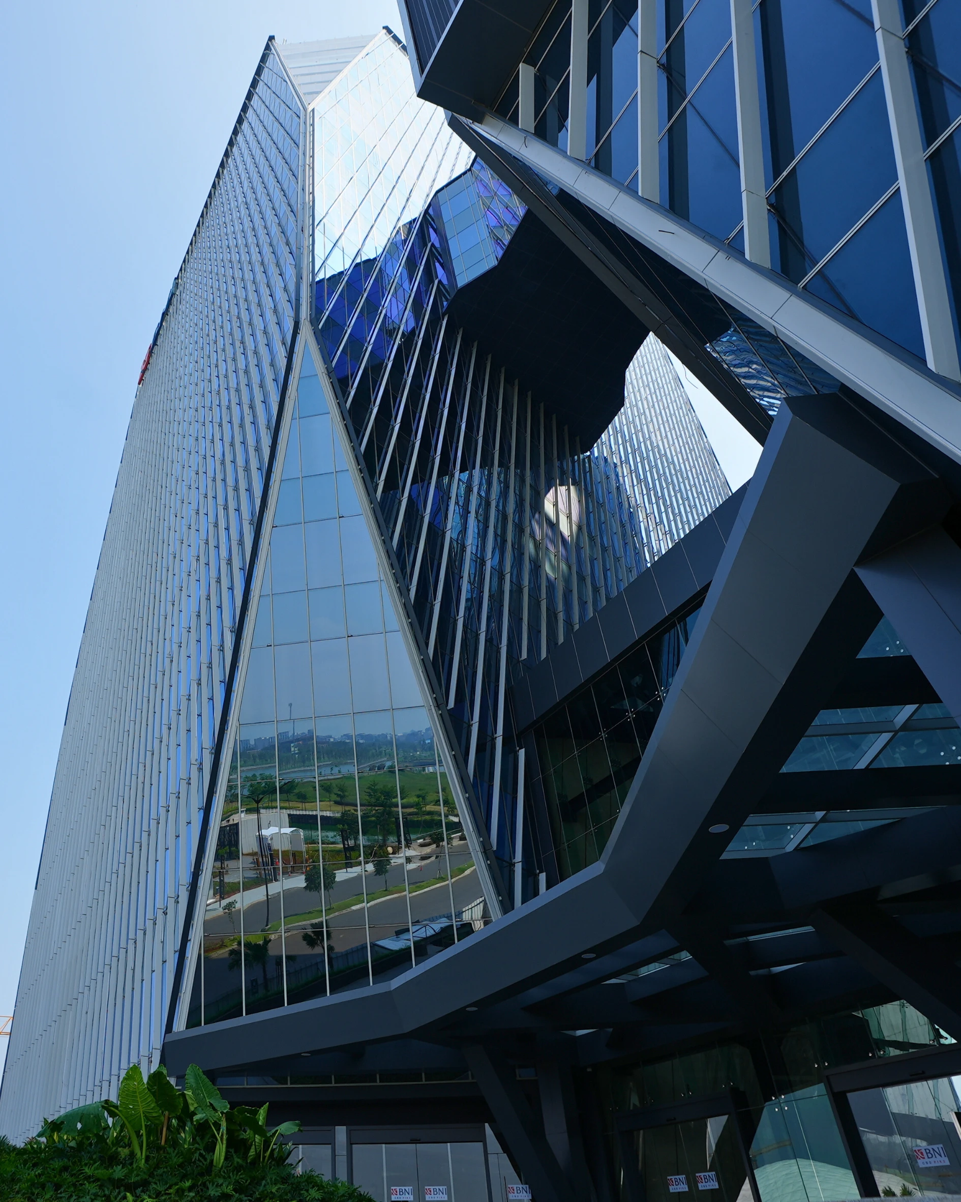 Bentuk Bangunan yang Membentuk Fasad – Geometri, Cahaya, dan Makna di Fasad Gedung BNI PIK 2