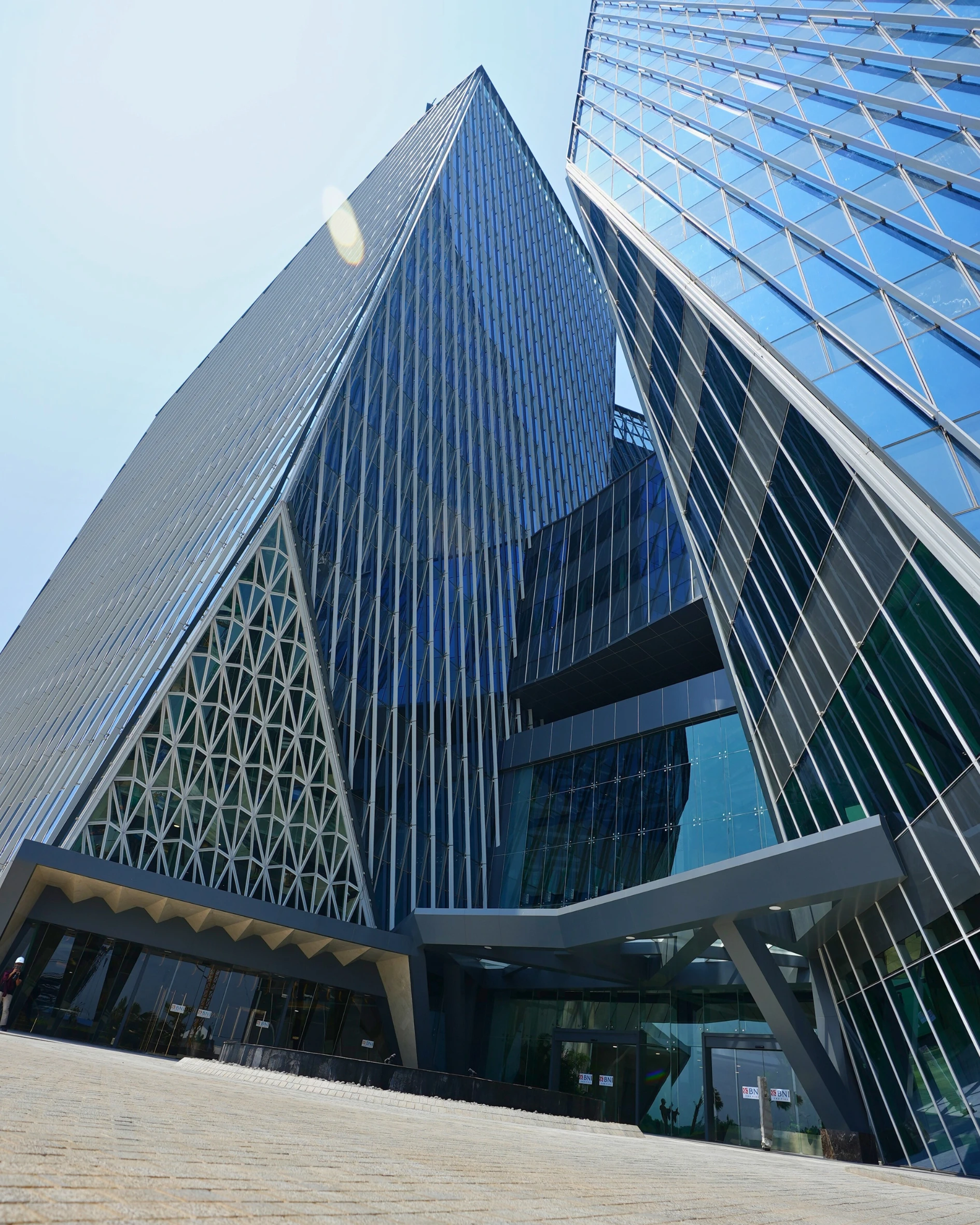 Fasad sebagai Penanda Era Baru – Geometri, Cahaya, dan Makna di Fasad Gedung BNI PIK 2