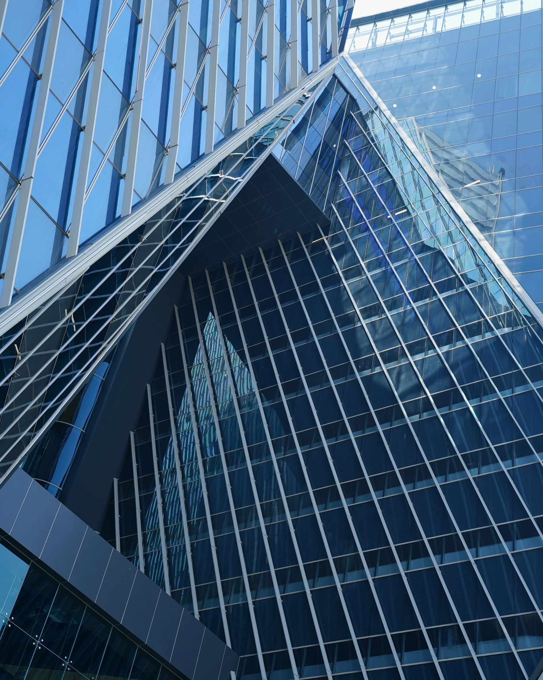 Fasad sebagai Identitas Visual BNI Emerald – Geometri, Cahaya, dan Makna di Fasad Gedung BNI PIK 2