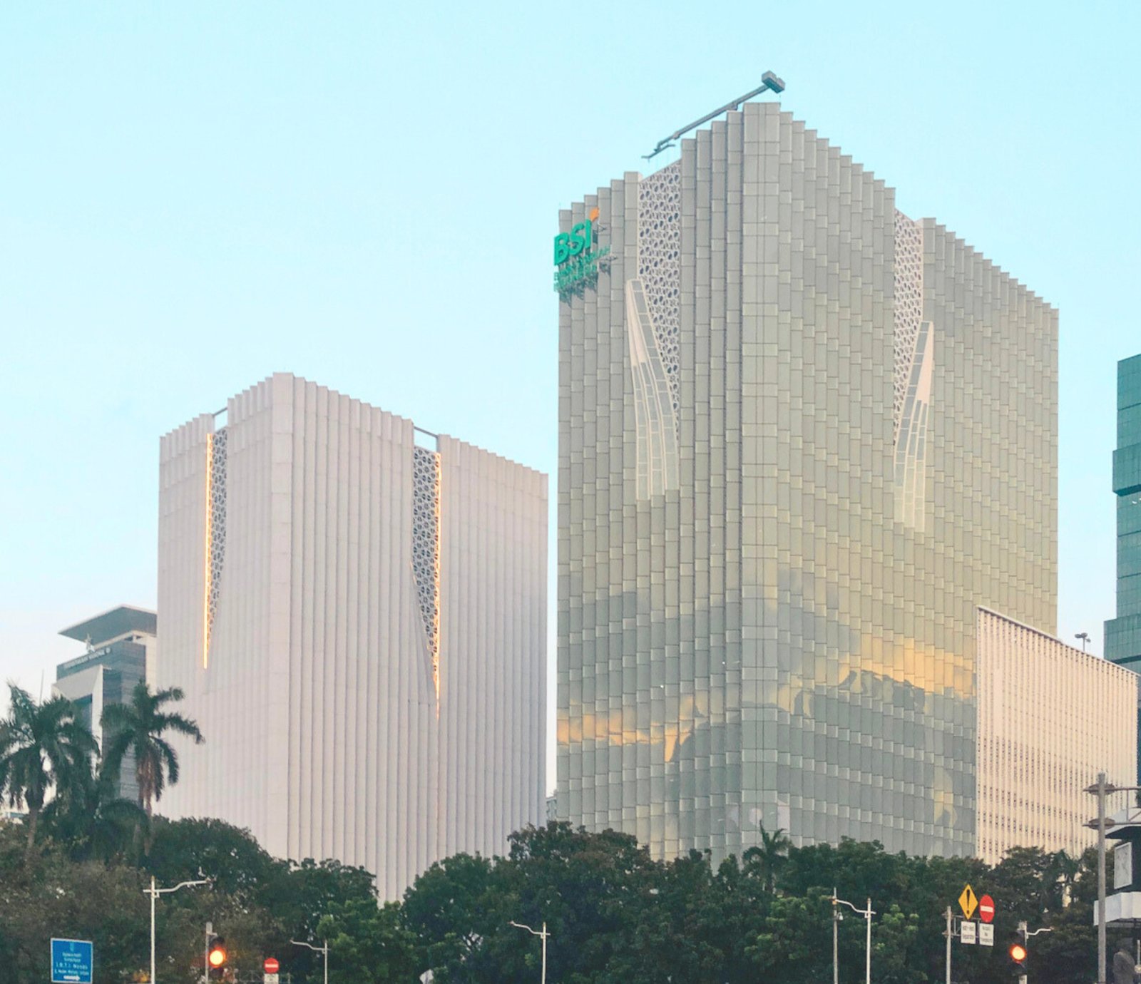 Desain Arsitektur Vertikal Menara BSI:                                                               Simbol 5 Rukun Islam dan                       5 Sila Pancasila