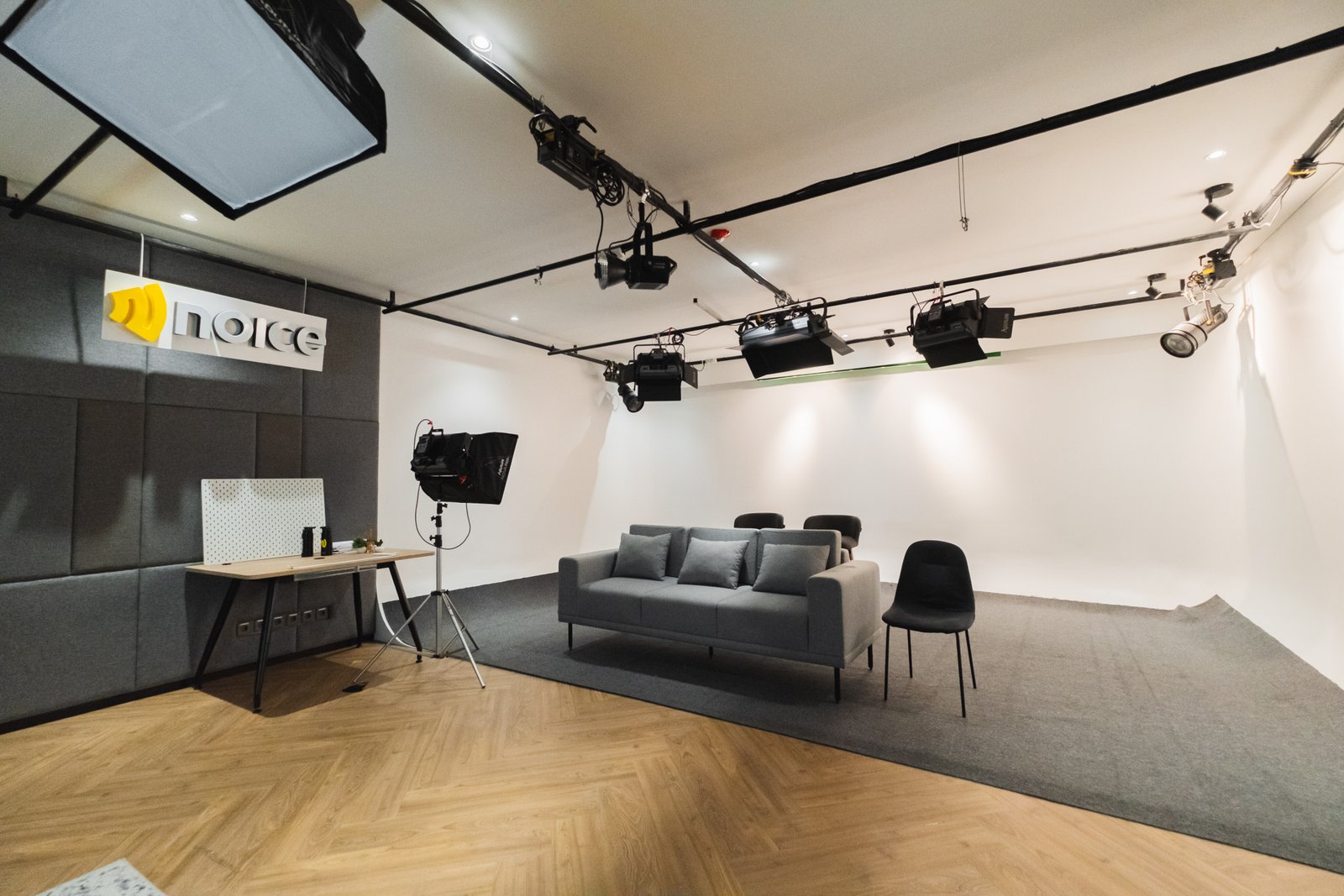 Studio Audio: Ketika Fungsi dan Estetika Menyatu – Merancang Studio Audio yang Estetis dan Akustik: Desain Interior Office Noice Space
