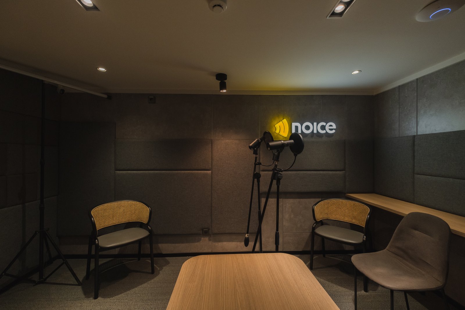 Studio Audio: Ketika Fungsi dan Estetika Menyatu – Merancang Studio Audio yang Estetis dan Akustik: Desain Interior Office Noice Space