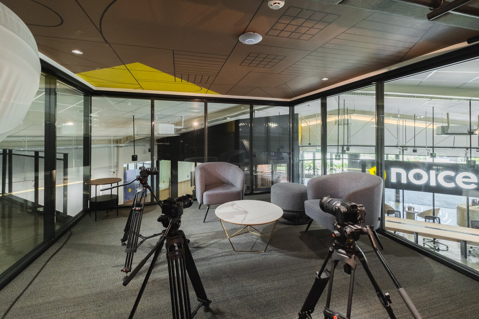 Ruang Pendukung untuk Kreativitas – Merancang Studio Audio yang Estetis dan Akustik: Desain Interior Office Noice Space