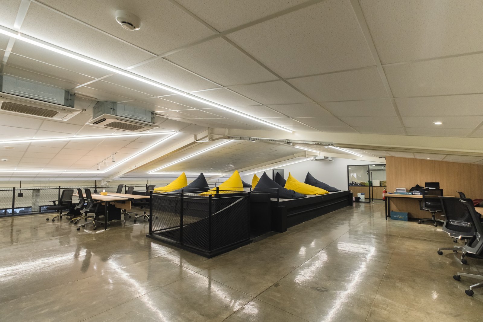 Ruang Produksi Audio yang Ergonomis – Merancang Studio Audio yang Estetis dan Akustik: Desain Interior Office Noice Space