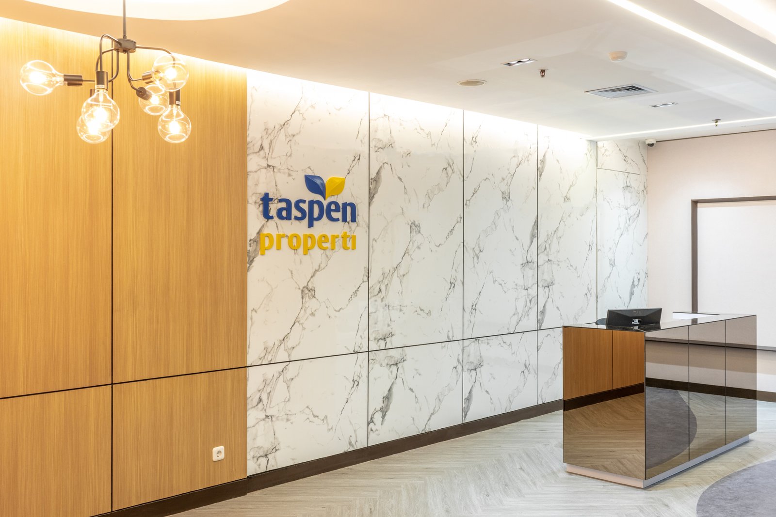 Desain Interior Kantor Taspen Properti: Integrasi Fungsi, Estetika, dan Identitas