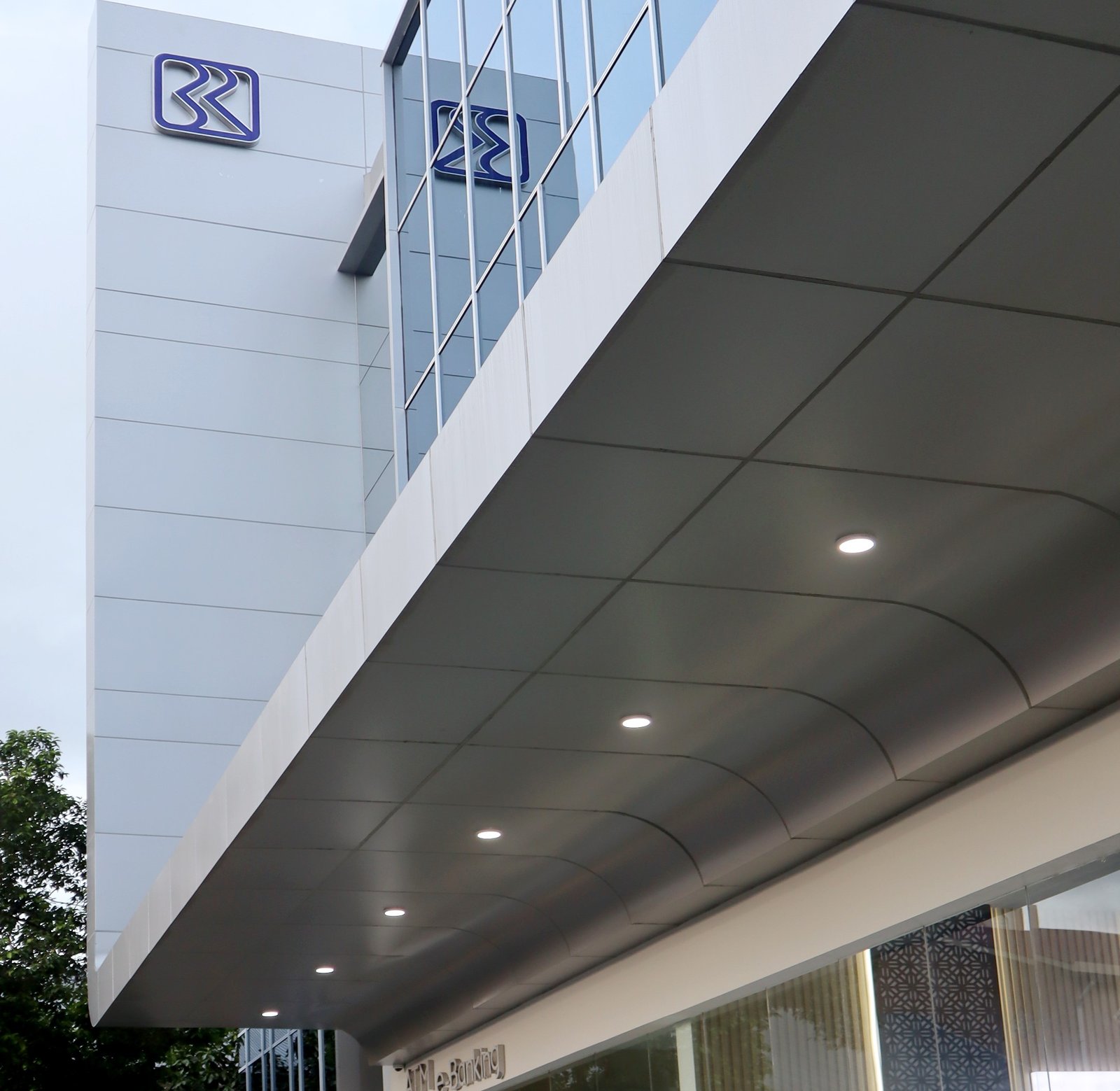 Mengupas Fasad Gedung BRI Parepare: Perpaduan Estetika, Fungsi, dan Branding