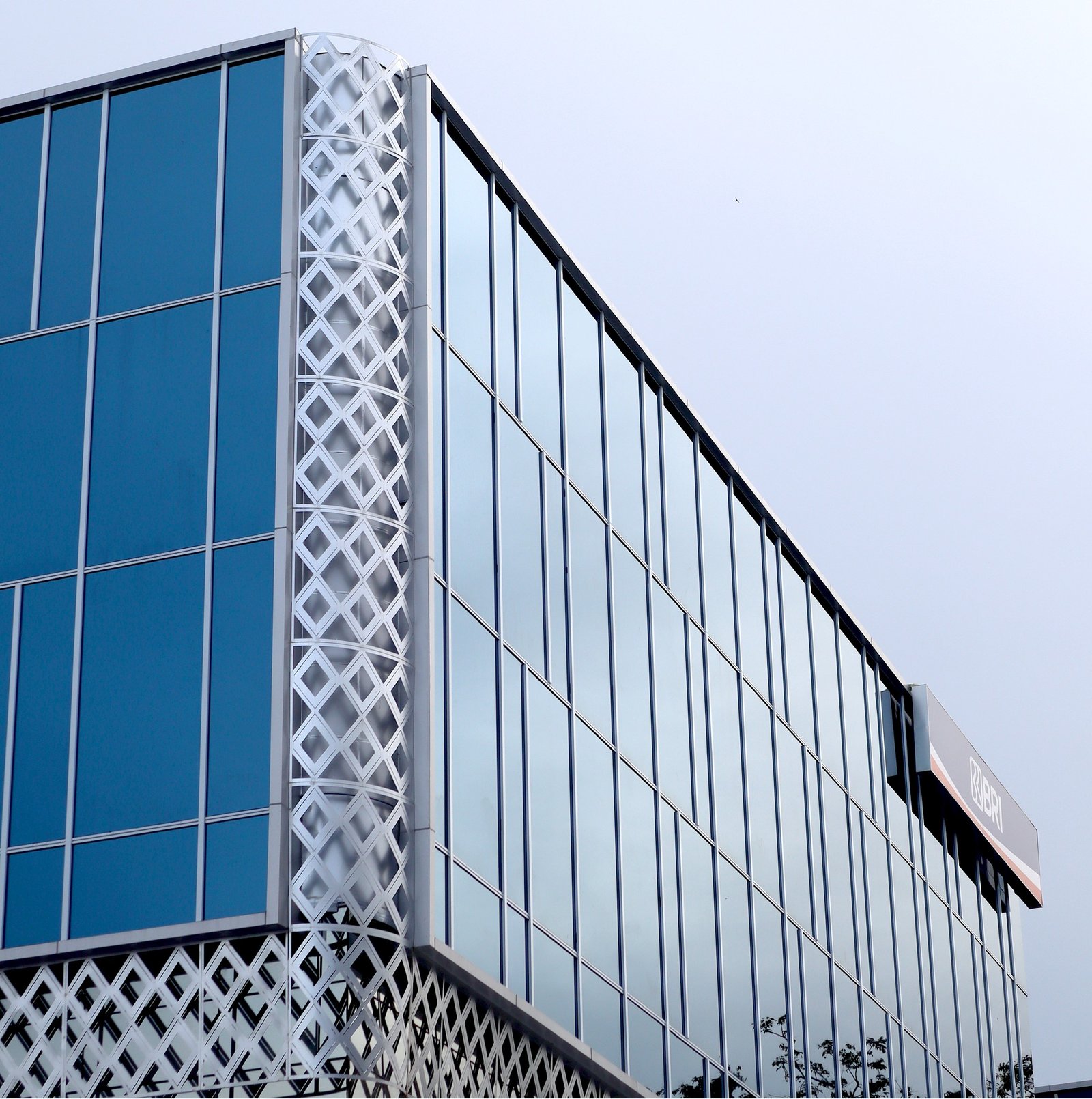 Mengupas Fasad Gedung BRI Parepare: Perpaduan Estetika, Fungsi, dan Branding