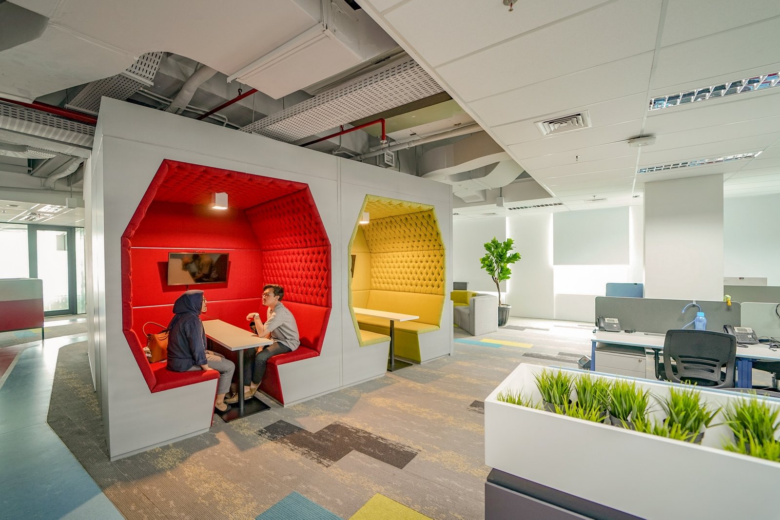 Zona Komunal yang Hangat dan Sosial – Membedah Desain Interior Kantor Home Credit Indonesia