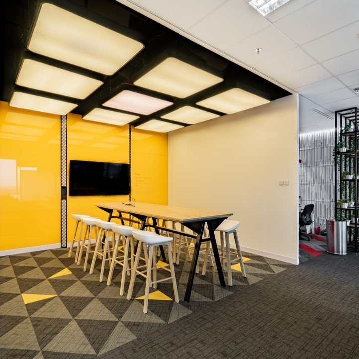 Warna Cerah, Energi Positif – Color Pop Office: Saat Warna Cerah Menjadi Pusat Desain Interior Kantor