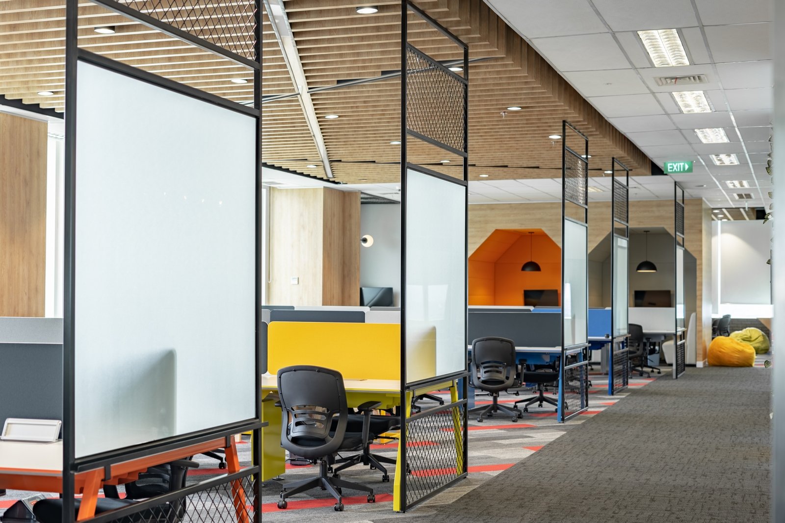Keseimbangan Material dan Cahaya – Color Pop Office: Saat Warna Cerah Menjadi Pusat Desain Interior Kantor