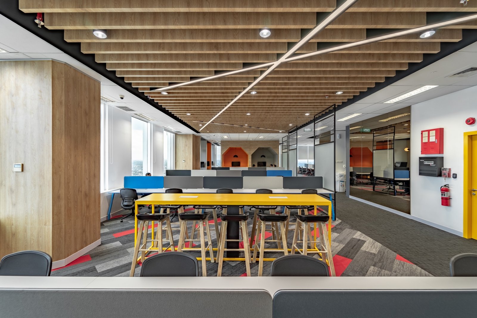 Keseimbangan Material dan Cahaya – Color Pop Office: Saat Warna Cerah Menjadi Pusat Desain Interior Kantor