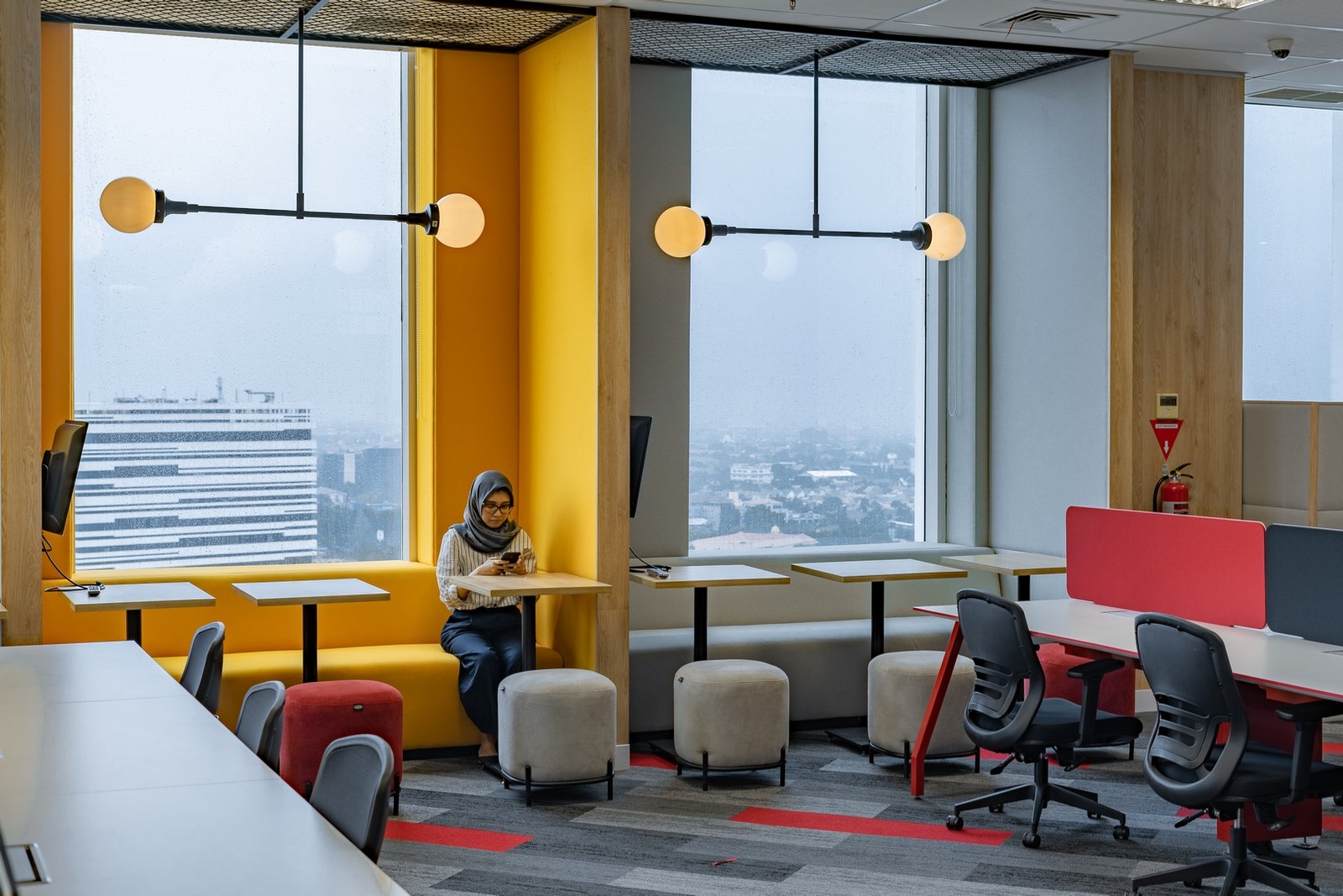 Color Pop Office: Saat Warna Cerah Menjadi Pusat Desain Interior Kantor
