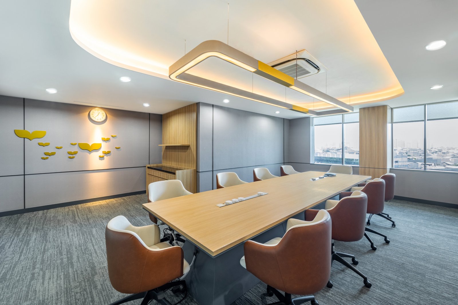 Ruang Meeting: Harmoni Antara Hangat dan Tegas – Interior Kantor Taspen Office Terintegrasi: Resepsionis hingga Ruang Kolaborasi