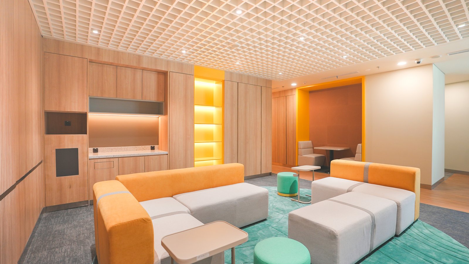 Langit-Langit Sebagai Bahasa Visual Interior: Membentuk Nuansa di Kantor BNI Life PIK 2