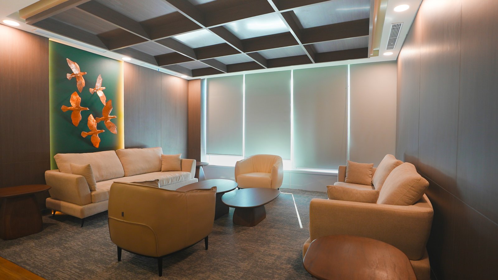 Langit-Langit Sebagai Bahasa Visual Interior: Membentuk Nuansa di Kantor BNI Life PIK 2