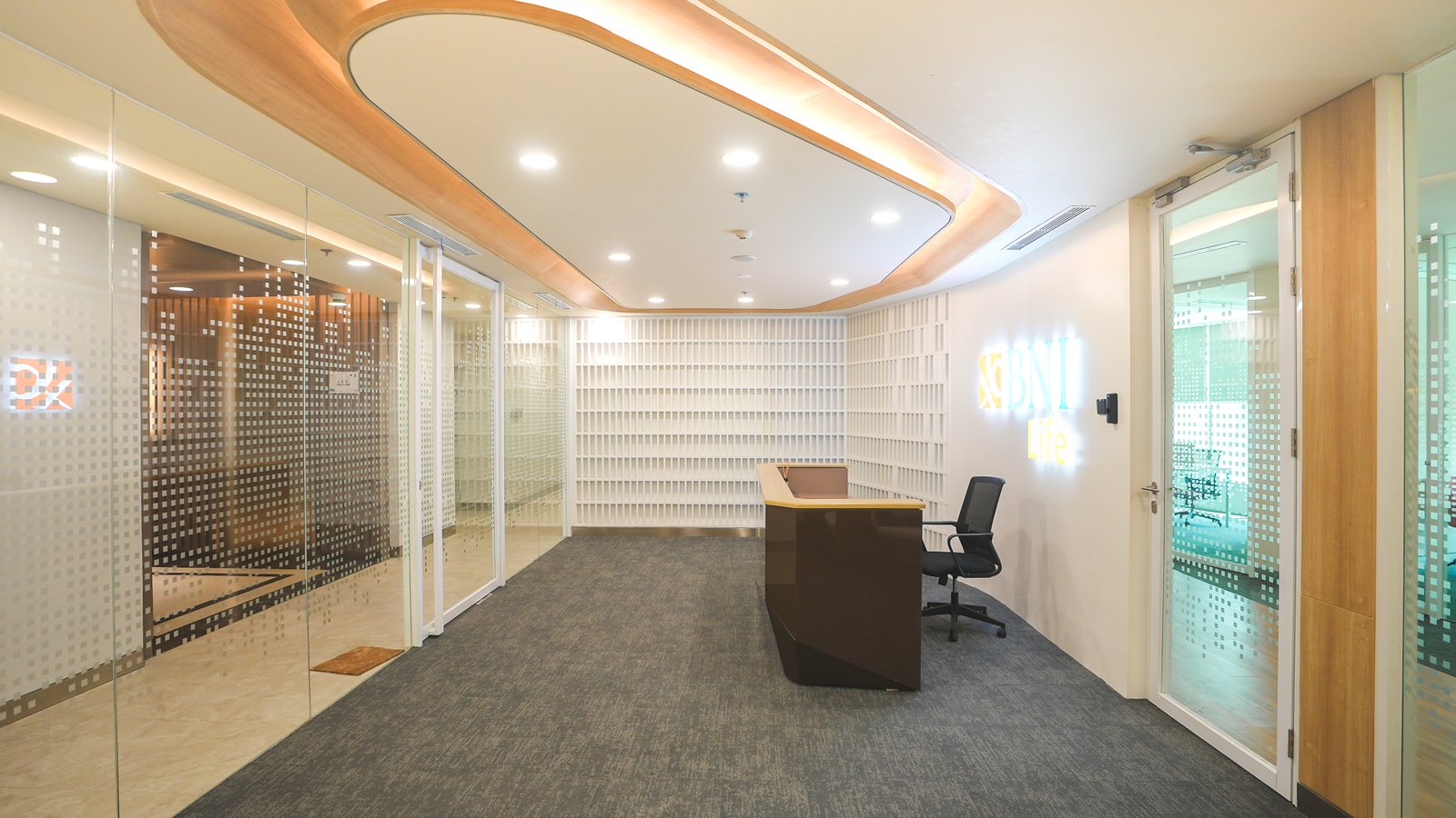 Langit-Langit Sebagai Bahasa Visual Interior: Membentuk Nuansa di Kantor BNI Life PIK 2