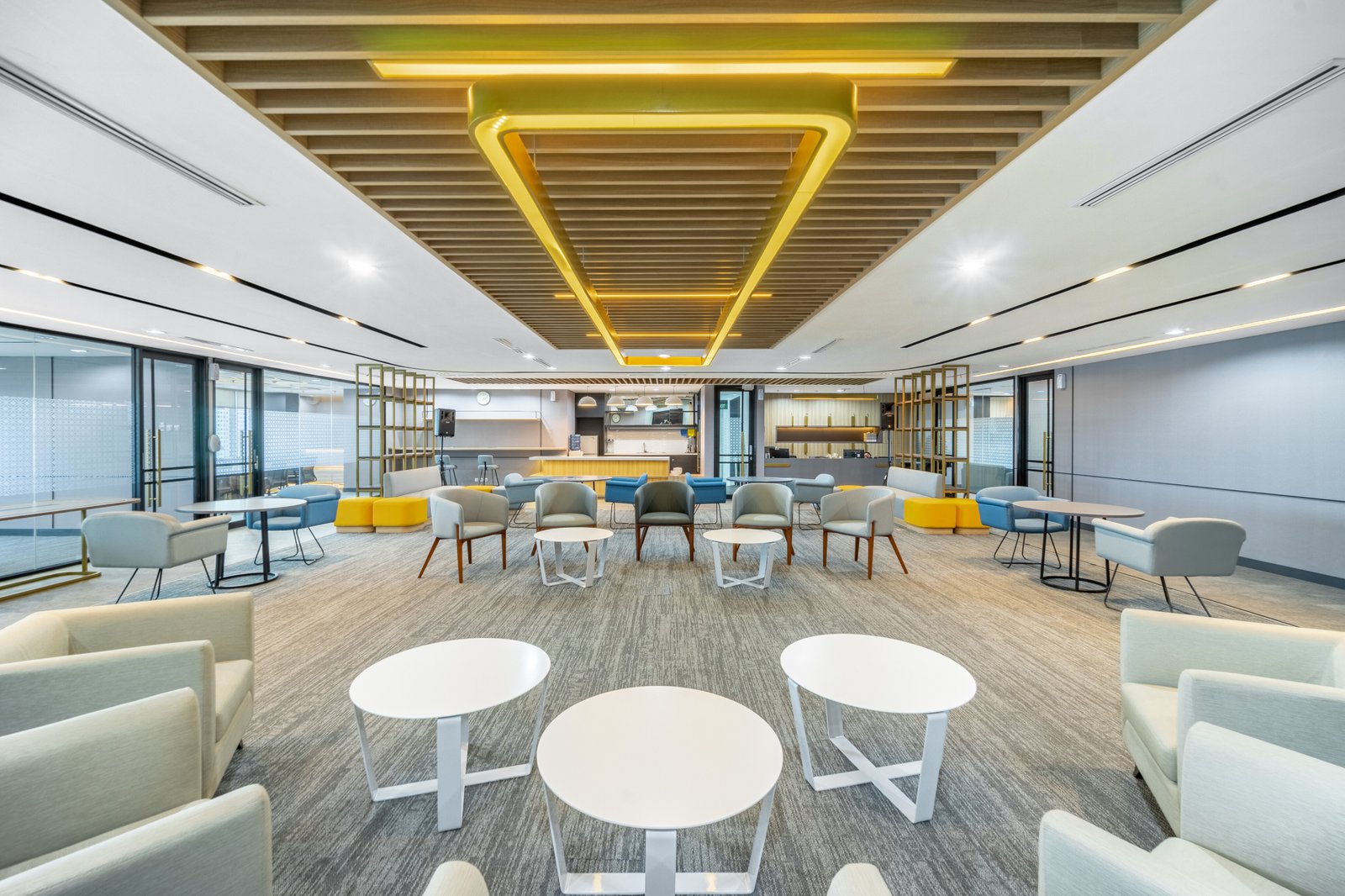 Lounge: Tempat Ide Tumbuh Santai – Interior Kantor Taspen Office Terintegrasi: Resepsionis hingga Ruang Kolaborasi
