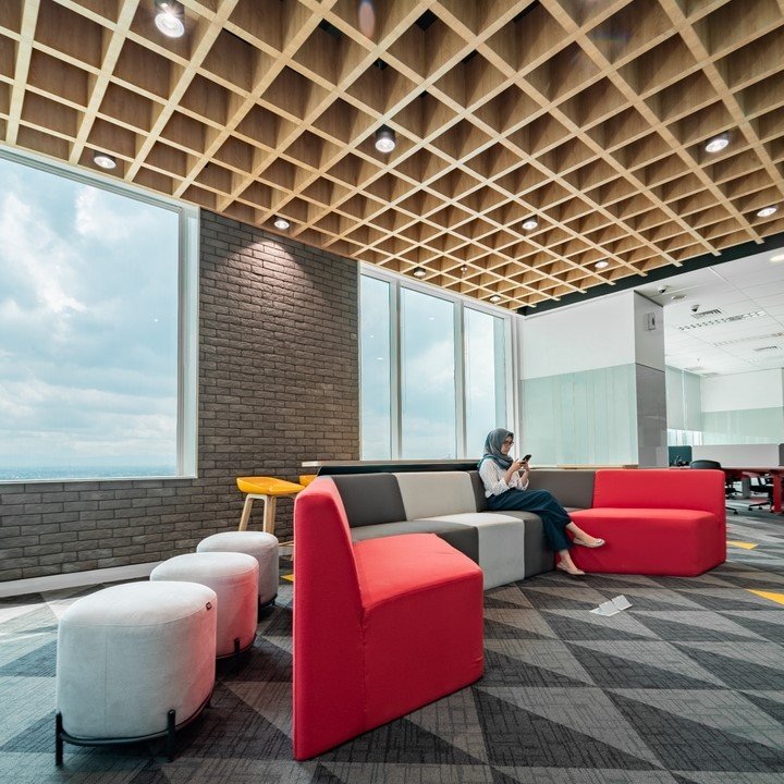 Ruang yang Hidup, Ide yang Mengalir – Color Pop Office: Saat Warna Cerah Menjadi Pusat Desain Interior Kantor