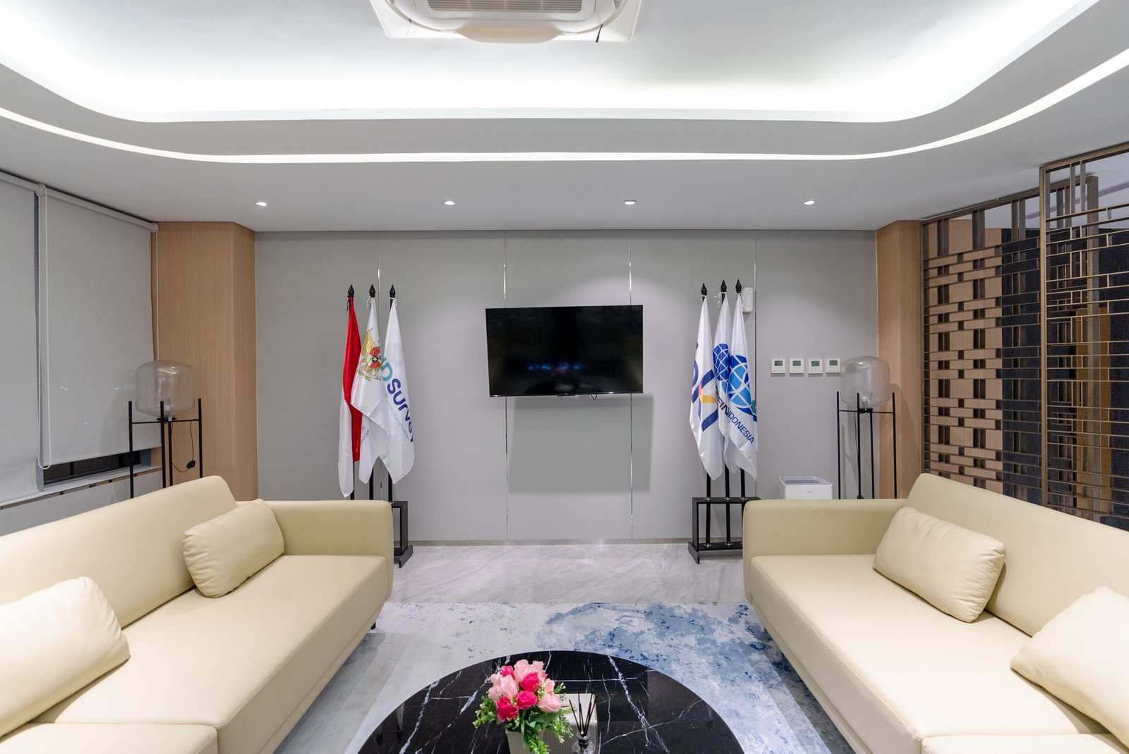 Ruang Tunggu yang Nyaman untuk Semua Orang: Desain lounge kantor BKI oleh Alien DC