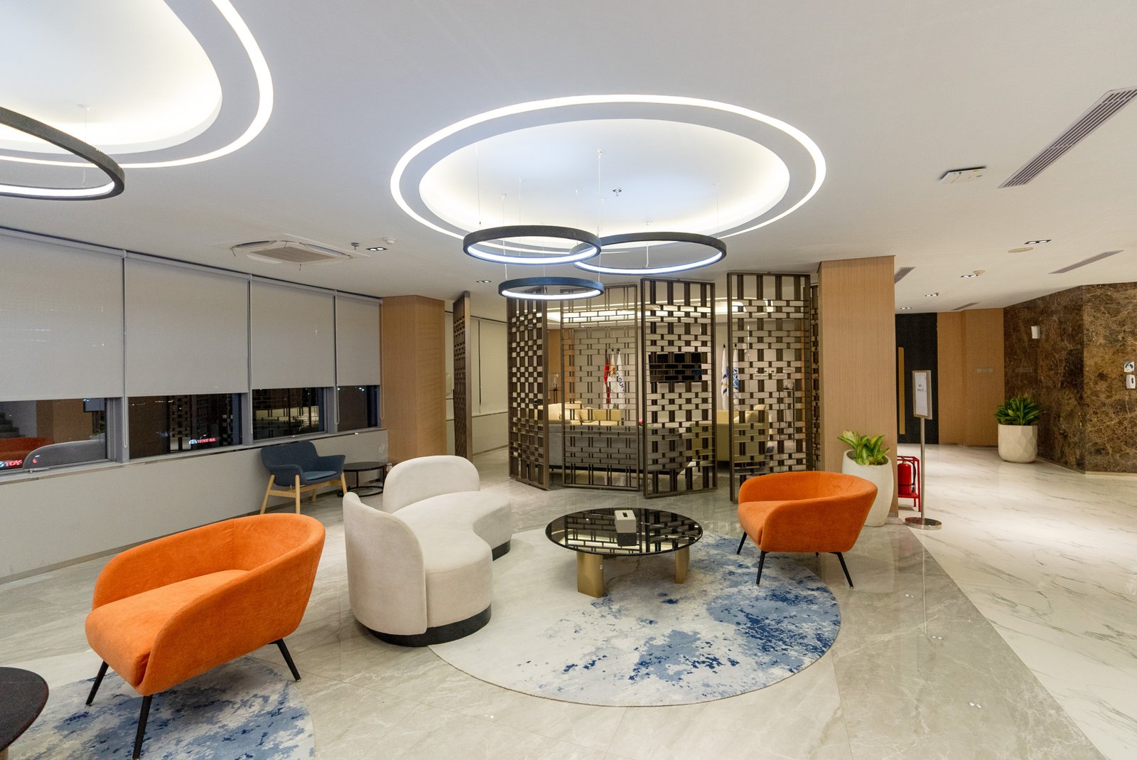 Ruang Tunggu yang Nyaman untuk Semua Orang: Desain lounge kantor BKI oleh Alien DC